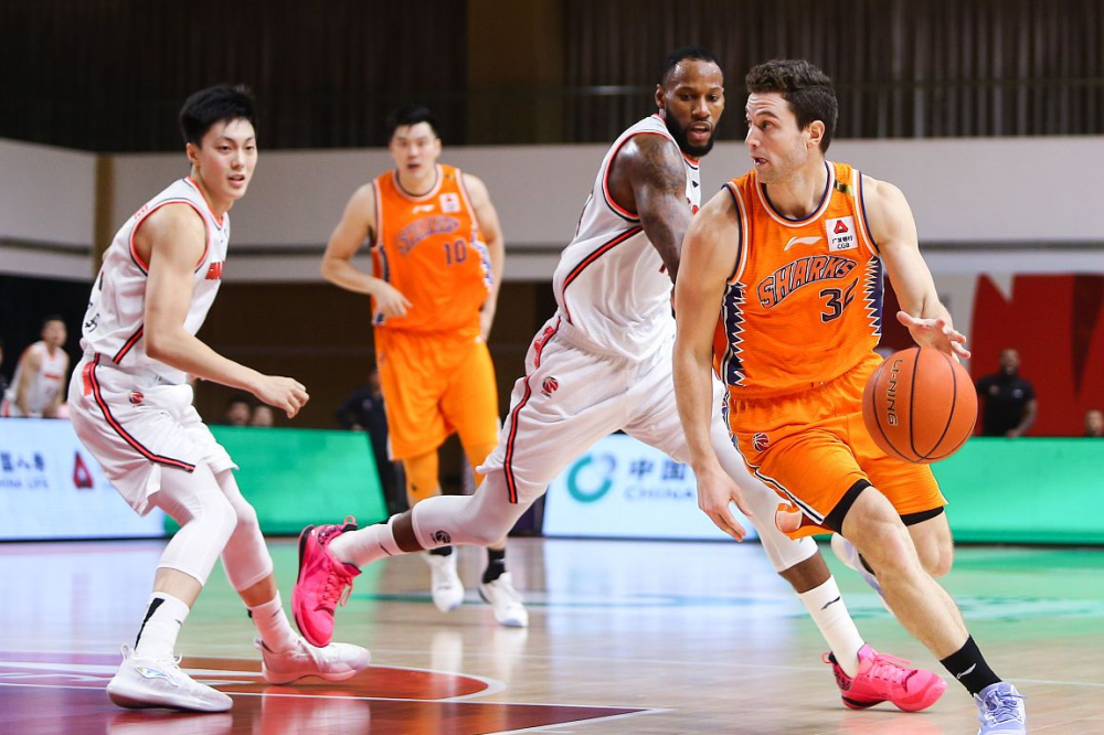 今晨荷甲传出新动向，广东宏远队长鼓劲，管理层表态——话题不断，赛程密集仍需轮换